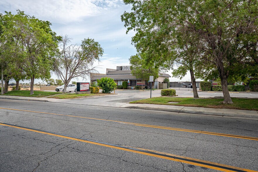More Photos Of 39126-39130 3rd St E, Palmdale Service For Sale