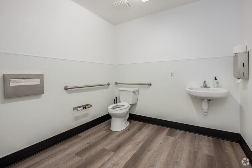 More Photos Of 7500 14th Ave, Sacramento Warehouse For Lease