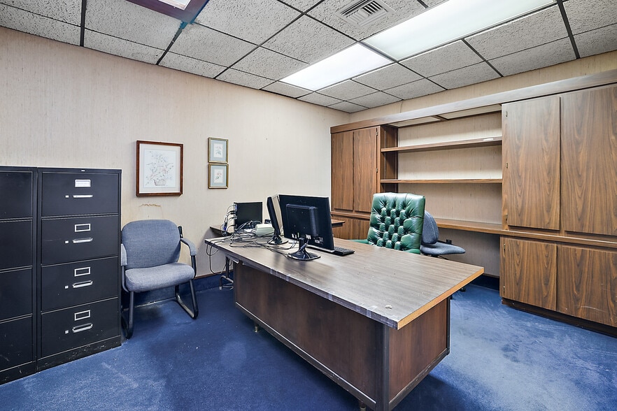 More Photos Of 400 Webster St, Leesburg Office For Lease