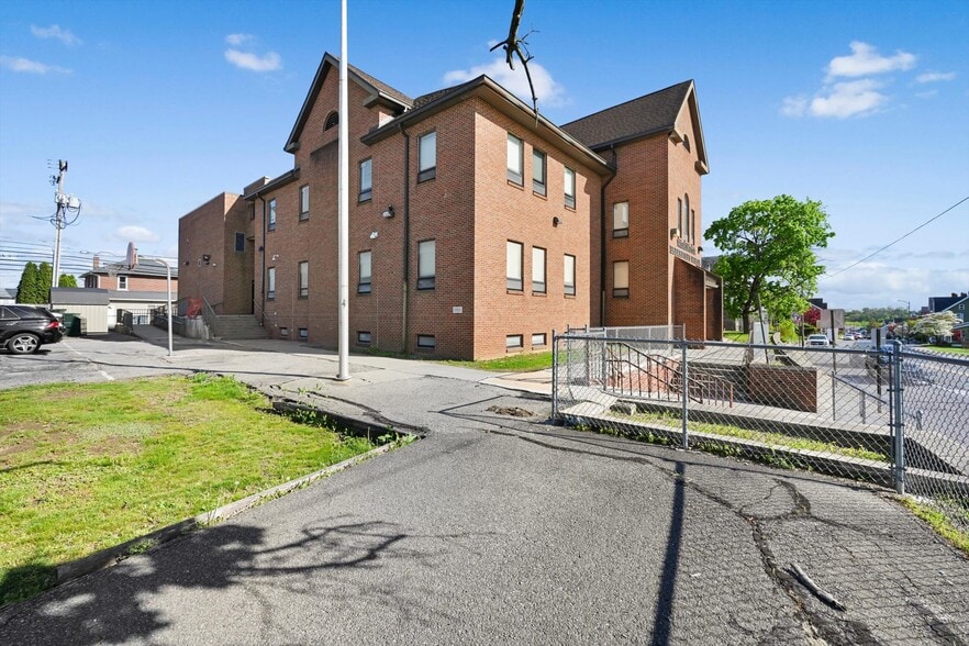 More Photos Of 2389 Main St, Northampton Office For Sale