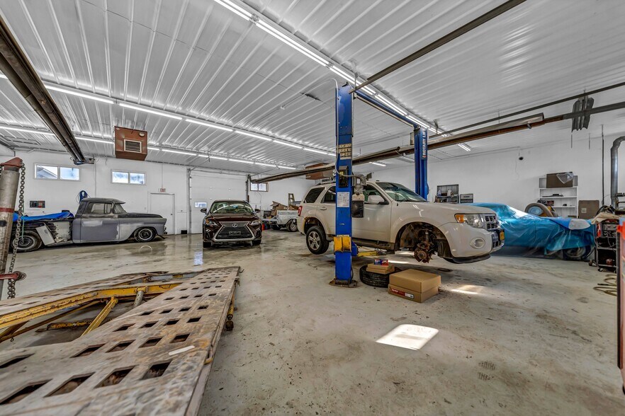 More Photos Of 5621 Lockport Rd, Niagara Falls Auto Repair For Lease