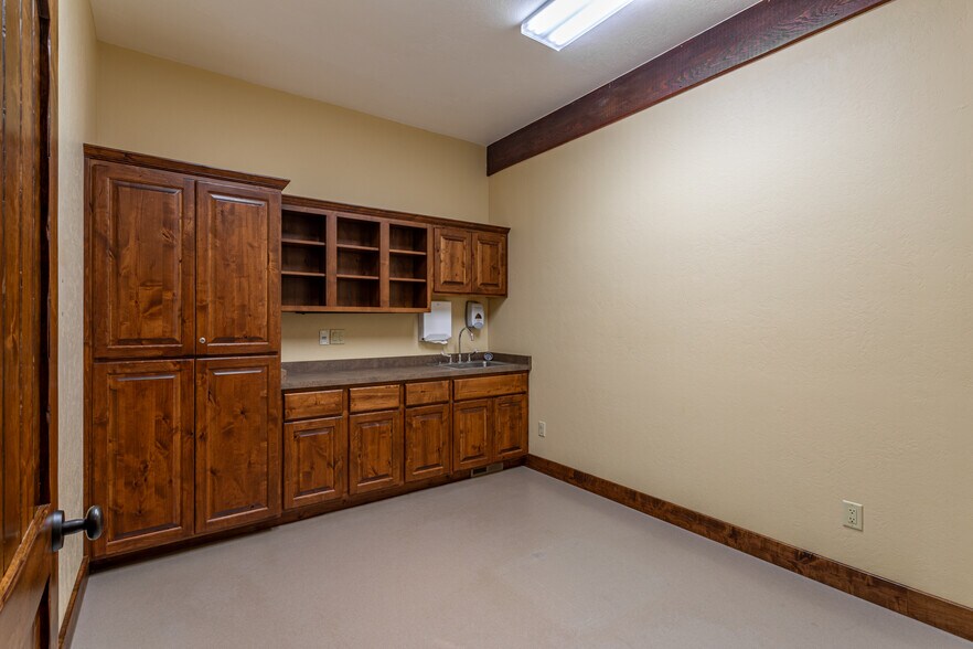 More Photos Of 3334 Dvn Ln, Darby Office For Sale