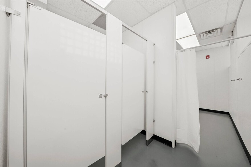 More Photos Of 526 N Western Ave, Chicago Manufacturing For Sale