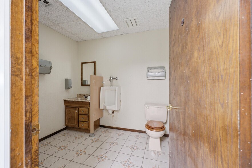 More Photos Of 1400 Orange St, Rosamond Warehouse For Lease