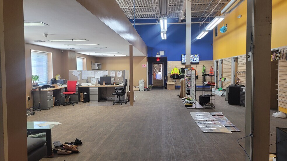 More Photos Of 200 Albany Ave, Freeport Distribution For Lease