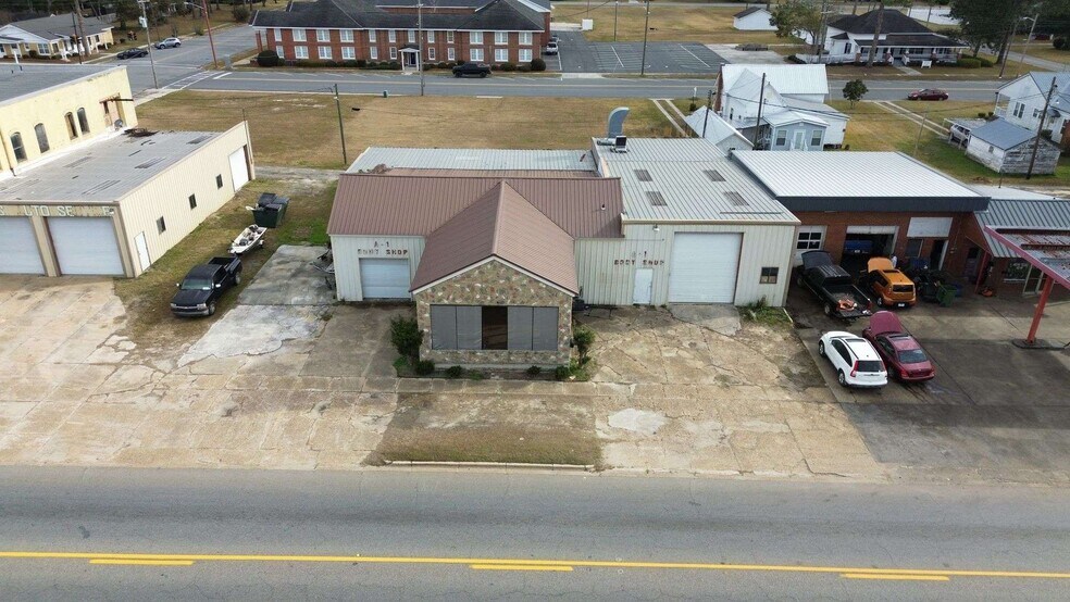 More Photos Of 211 S Hutchinson Ave, Adel Auto Repair For Sale