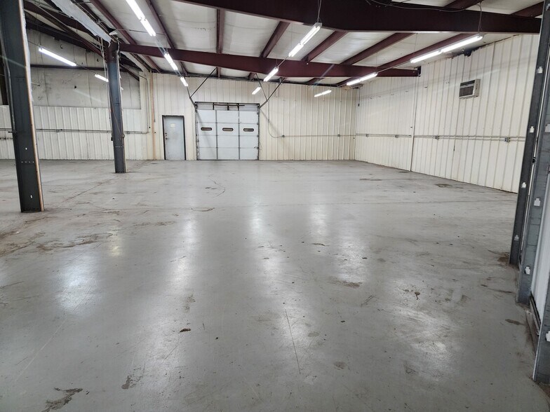 More Photos Of 364 Dixon St, Lexington Warehouse For Lease