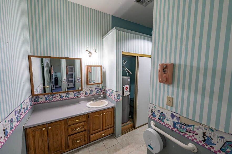 More Photos Of 5221 Hwy 68, Golden Valley Flex For Sale