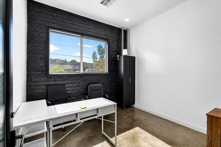 More Photos Of 6023 Hazeltine Ave, Van Nuys Warehouse For Sale