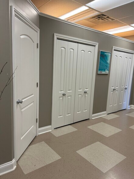 More Photos Of 2575 Willow Point Way, Knoxville Office For Lease