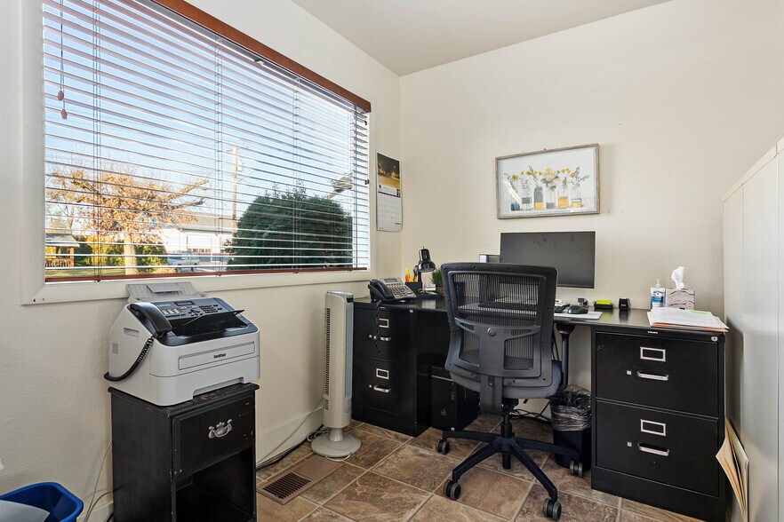 More Photos Of 709 Grover St, Lynden Office For Sale