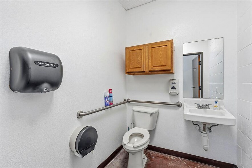 More Photos Of 2100 E Highway 290, Dripping Springs Flex For Lease