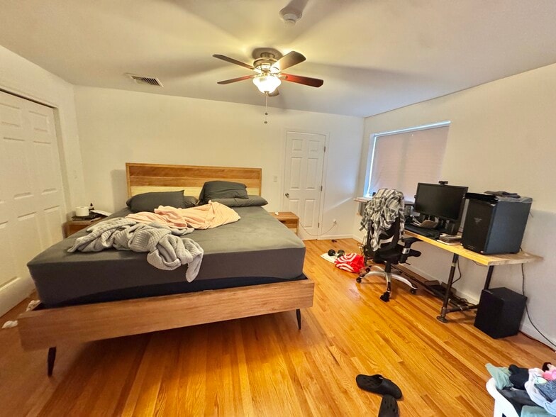 More Photos Of 19 Suffolk St, Freeport Office For Sale