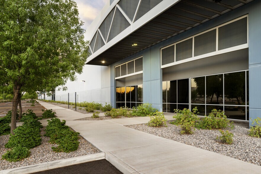 More Photos Of 8585 W Buckeye Rd, Phoenix Distribution For Lease