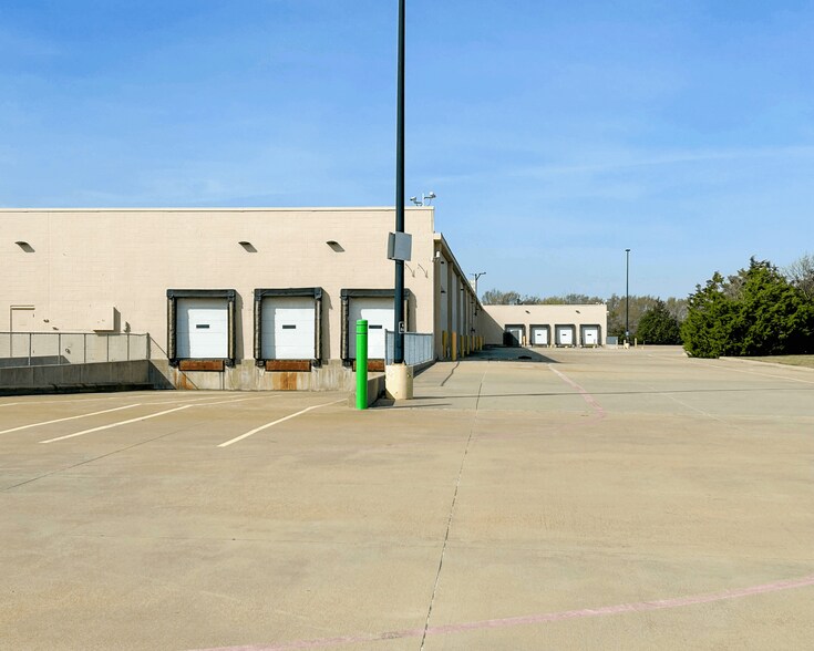 More Photos Of 3155 W Wheatland Rd, Dallas Freestanding For Sale