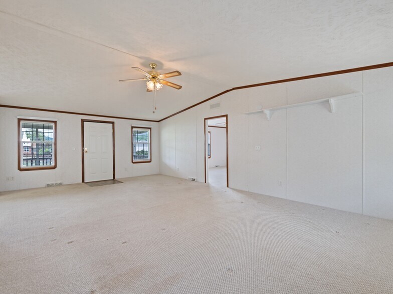 More Photos Of 25 Lester Ln, Waynesville Flex For Sale