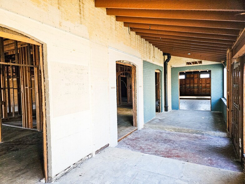 More Photos Of 716 Main St, Garland Office For Lease