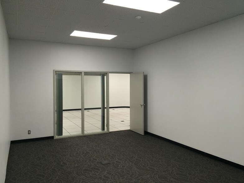More Photos Of 3280 McKibbon Rd, Saint Louis Flex For Lease