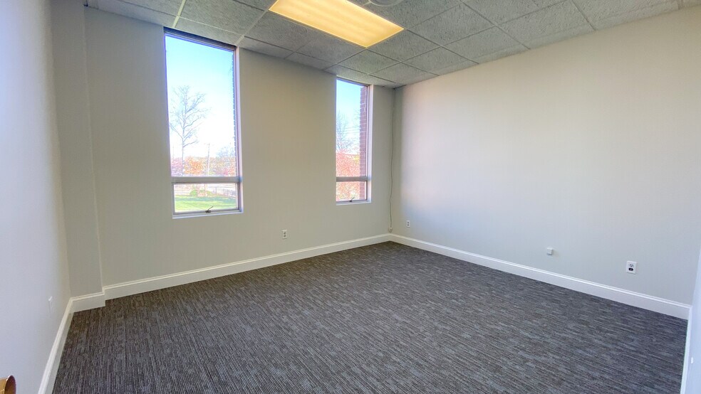 More Photos Of 80 Maple Ave, Smithtown Office For Lease