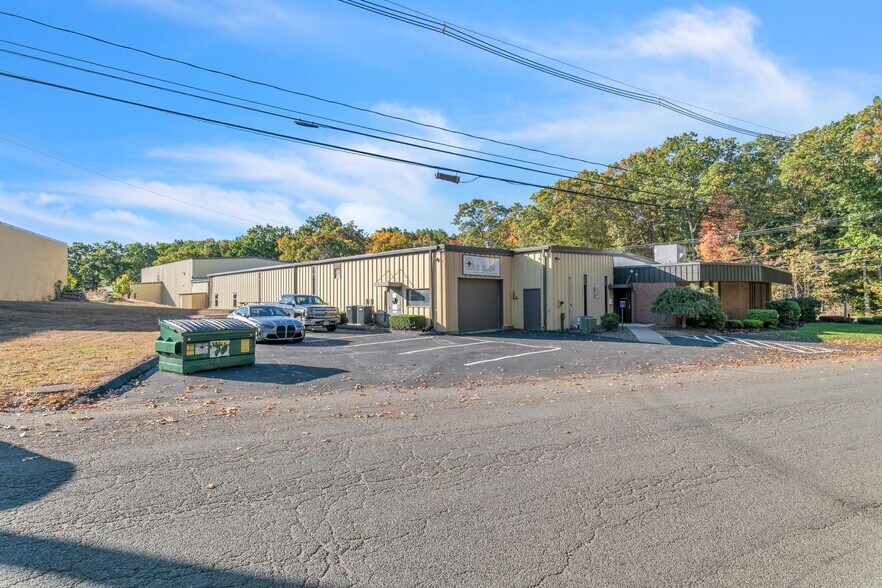 More Photos Of 250 Old Lyman Rd, South Hadley Light Manufacturing For Lease