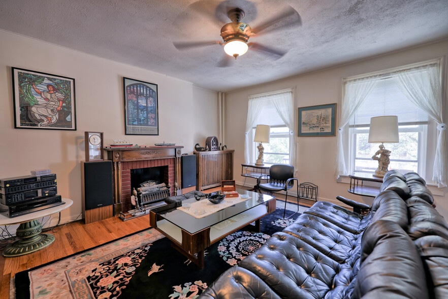 More Photos Of 511 Warren St, Hudson Storefront Retail Residential For Sale