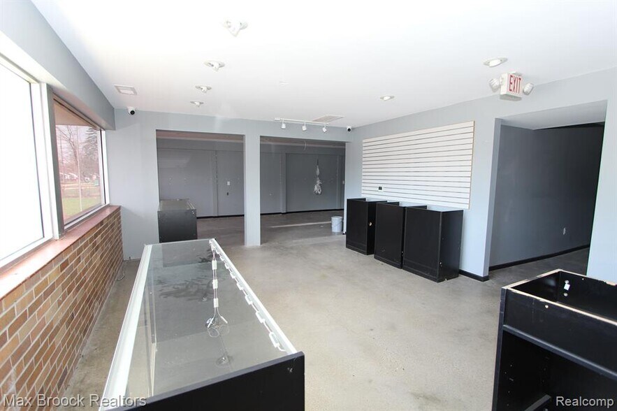 More Photos Of 110 Creekview Dr, Battle Creek General Retail For Sale