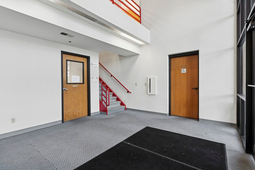 More Photos Of 405 Commerce Ct, Vadnais Heights Manufacturing For Sale