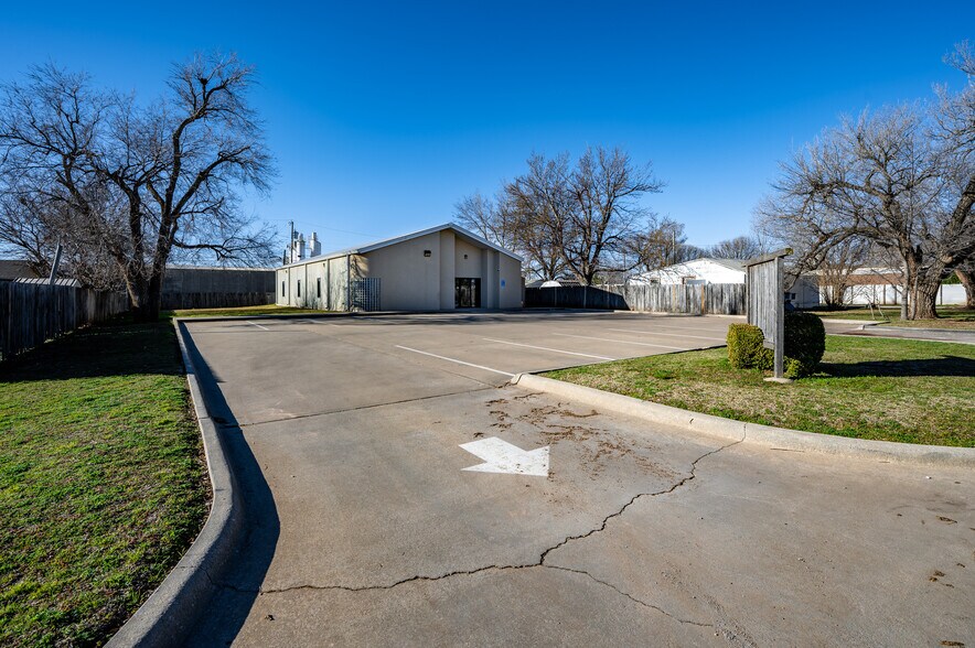 More Photos Of 2112 SW E Ave, Lawton Flex For Sale