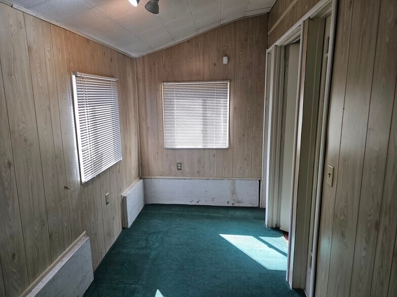 More Photos Of 6836 Palm Ave, Highland Office For Sale