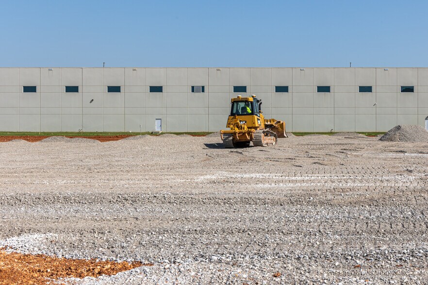 More Photos Of 5100 SW Regional Airport Blvd, Bentonville Warehouse For Lease