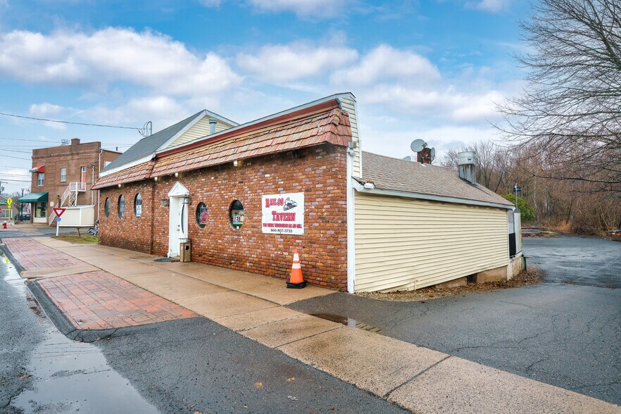 More Photos Of 1 Wall St, Cromwell Restaurant For Sale