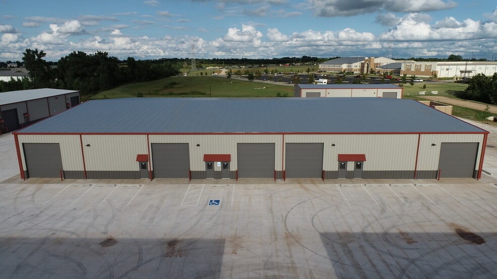 More Photos Of 1031 Thunderbird Lane, Mustang Warehouse For Lease