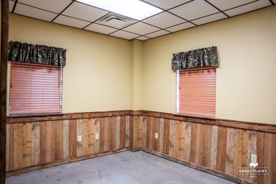 More Photos Of 204 S Broadway Ave, Hinton Storefront Retail Office For Sale