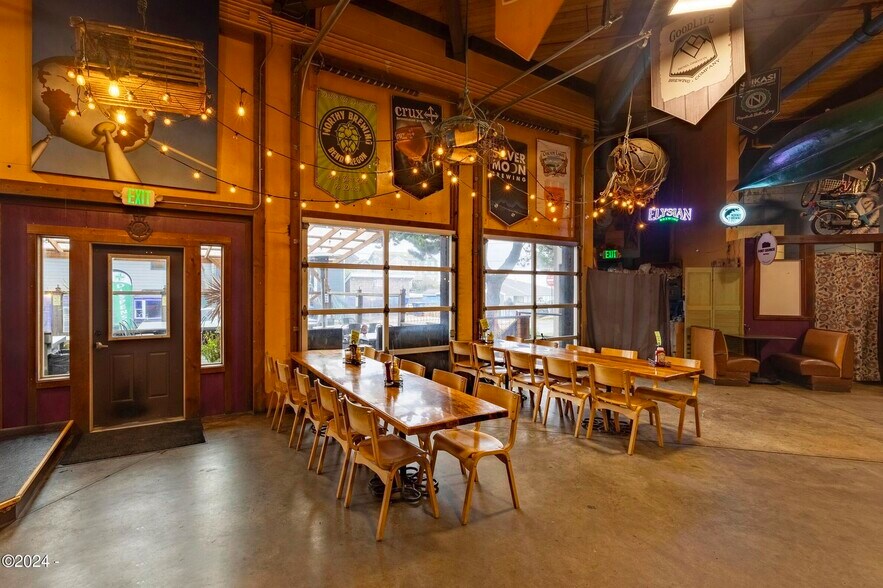 More Photos Of 515 NW Coast St, Newport Restaurant For Lease