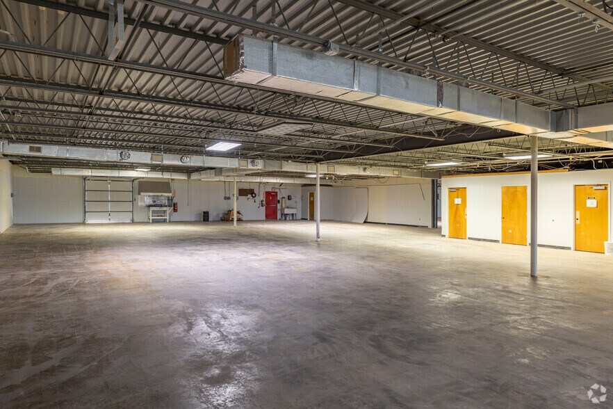 More Photos Of 20 Willow Springs Cir, York Warehouse For Lease