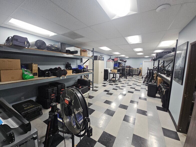More Photos Of 10653-10657 Burbank Blvd, North Hollywood Office For Sale