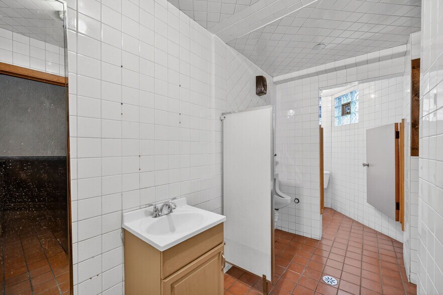 More Photos Of 4369 N Elston Ave, Chicago Specialty For Lease