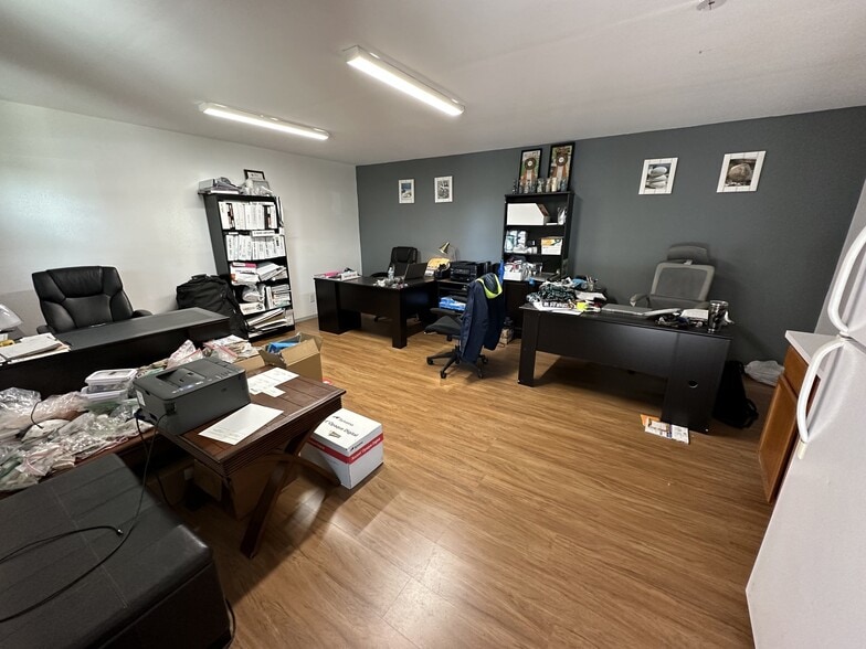 More Photos Of 6205 31st St E, Bradenton Warehouse For Lease