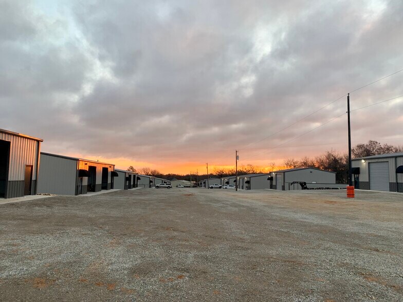 More Photos Of 1011 Upper Denton Rd, Weatherford Warehouse For Lease