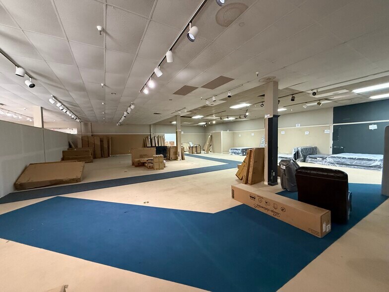 More Photos Of 3910 W Camp Wisdom Rd, Dallas Storefront For Sale