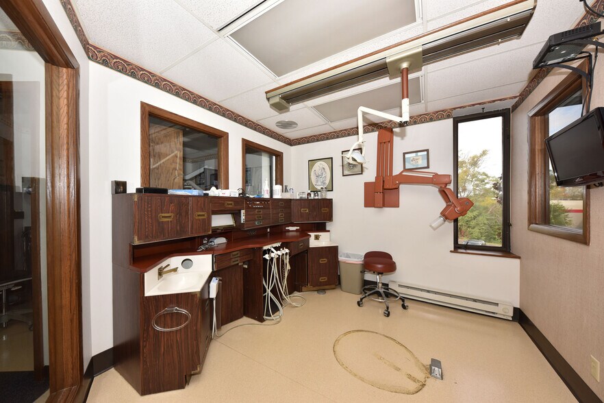 More Photos Of 7400 W Brown Deer Rd, Milwaukee Office For Sale