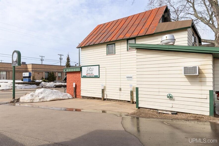 More Photos Of 824 N 3rd St, Marquette Specialty For Sale