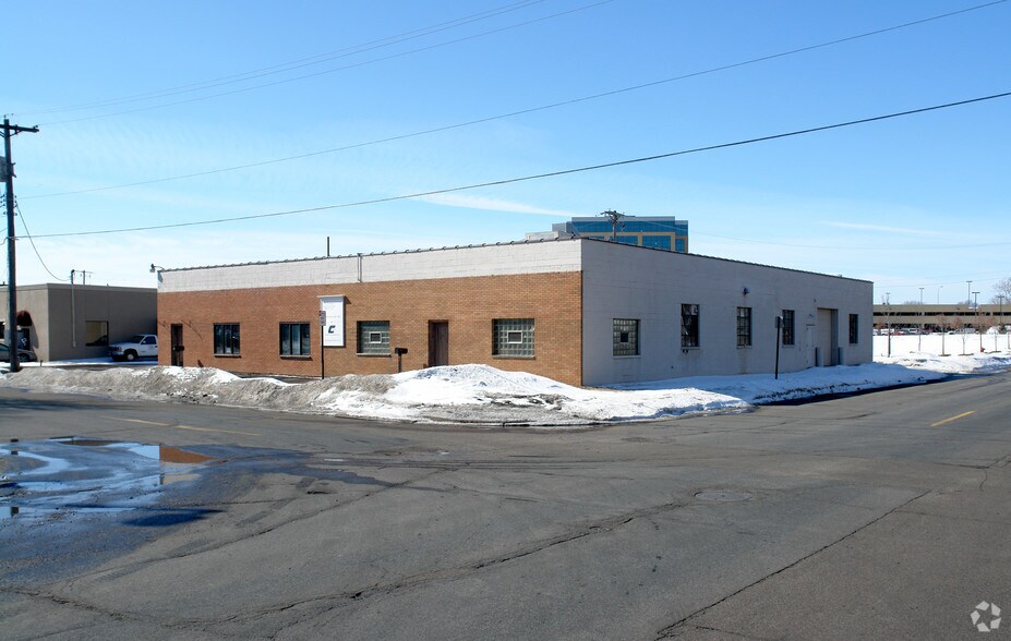 More Photos Of 140-150 Jackson Ave N, Hopkins Service For Sale