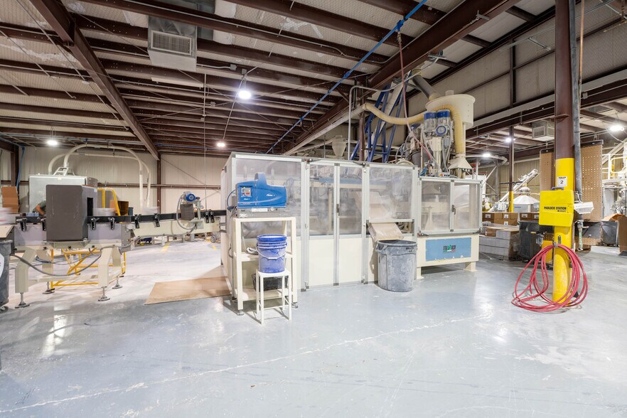 More Photos Of 225 Lawton Ave, Hereford Manufacturing For Sale