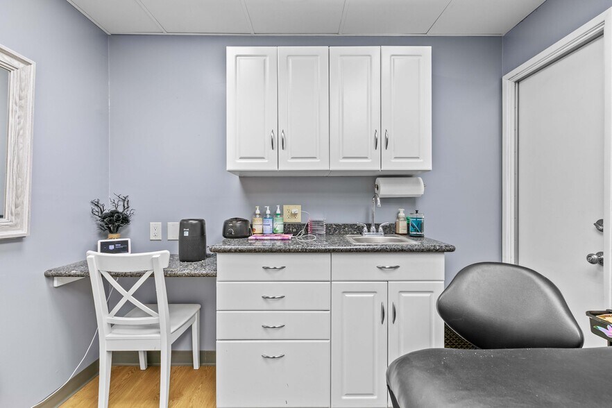 More Photos Of 2114 W Magnolia Blvd, Burbank Storefront For Sale