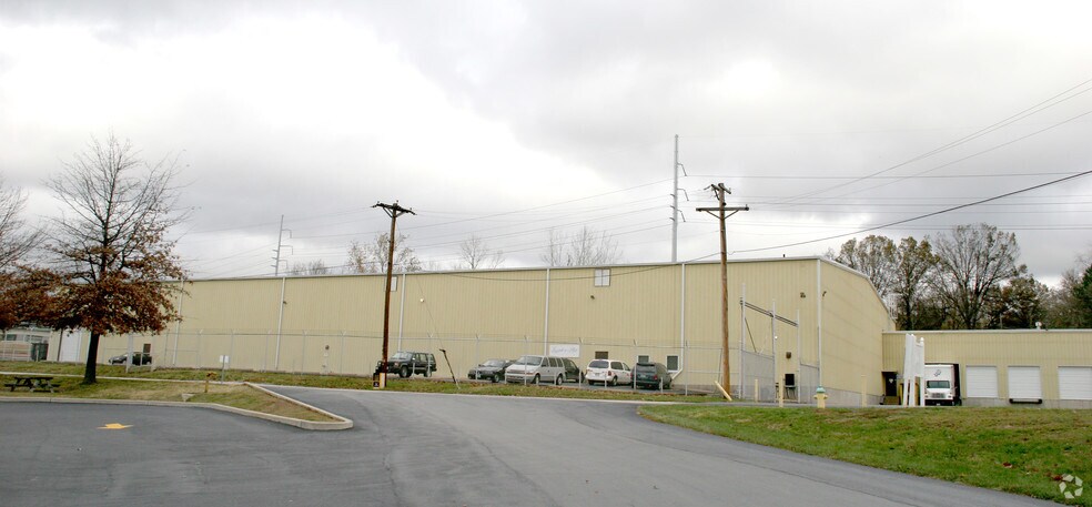 More Photos Of 1000 Camera Ave, Crestwood Flex For Lease