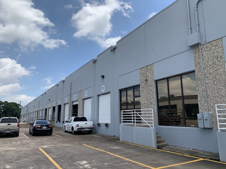 More Photos Of 11502 S Main St, Houston Distribution For Lease
