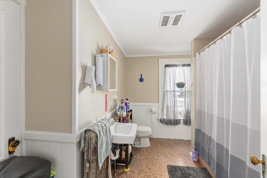 More Photos Of 32 Park Ave, Keene Office For Sale