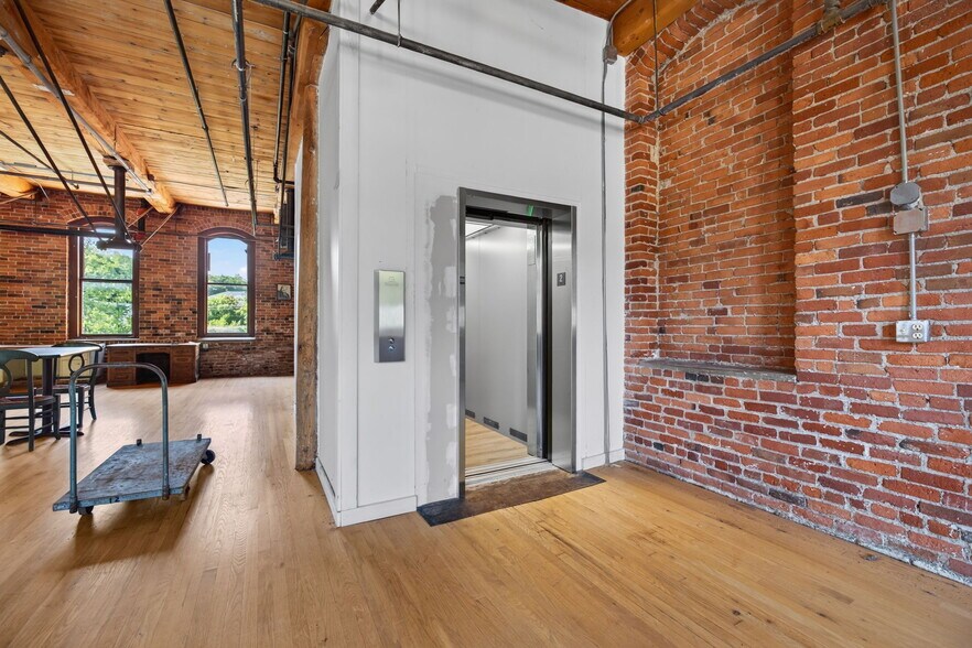 More Photos Of 420 Park St, Housatonic Flex For Sale