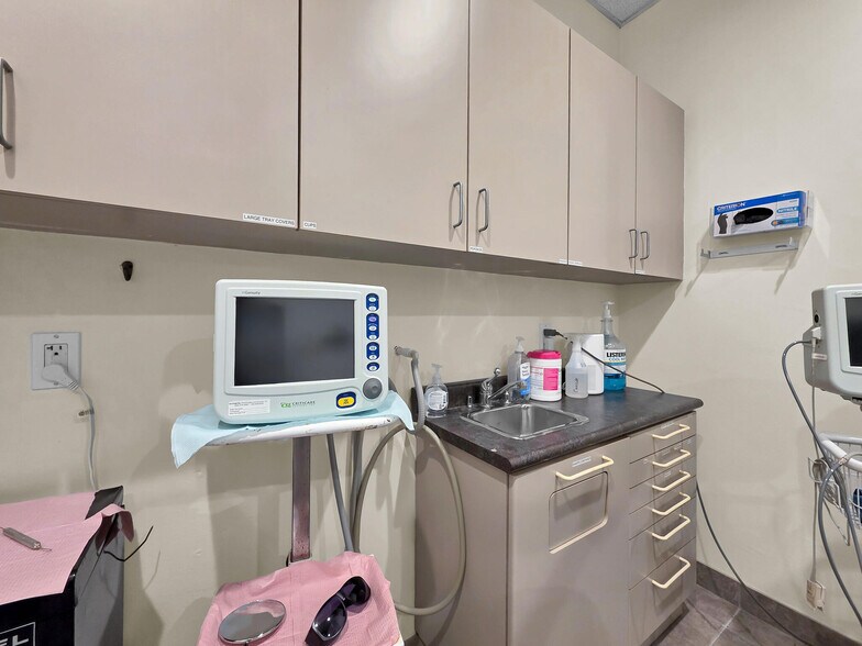 More Photos Of 6429 Fairmont Pky, Pasadena Office For Sale